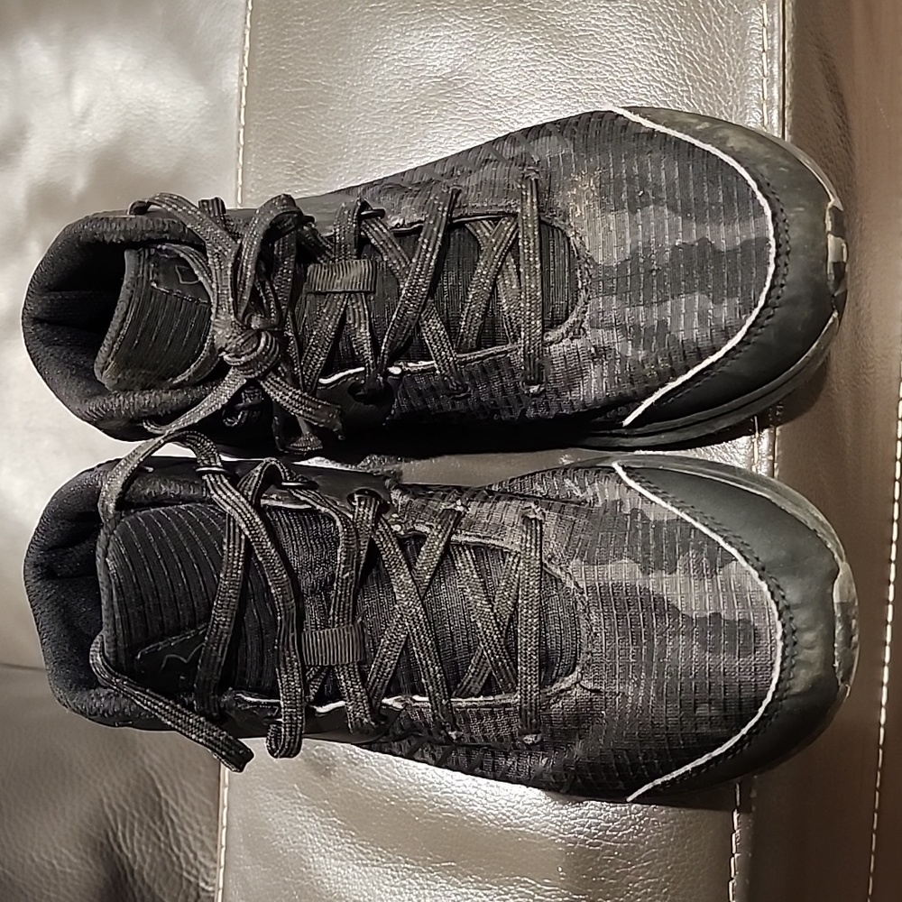 Boys Under Armour size 4.5Y black sneaker